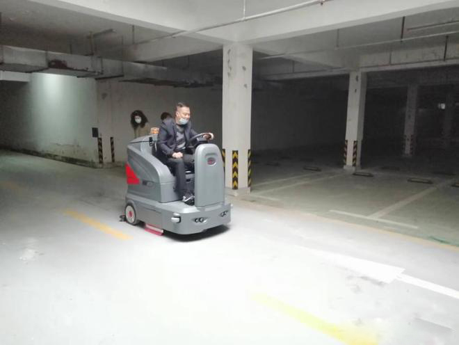 怀化小区物业保洁不用人力改用驾驶式洗地机了